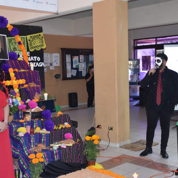 Paramédico 1-3 gana primer lugar en concurso de altares de muertos de la UTH