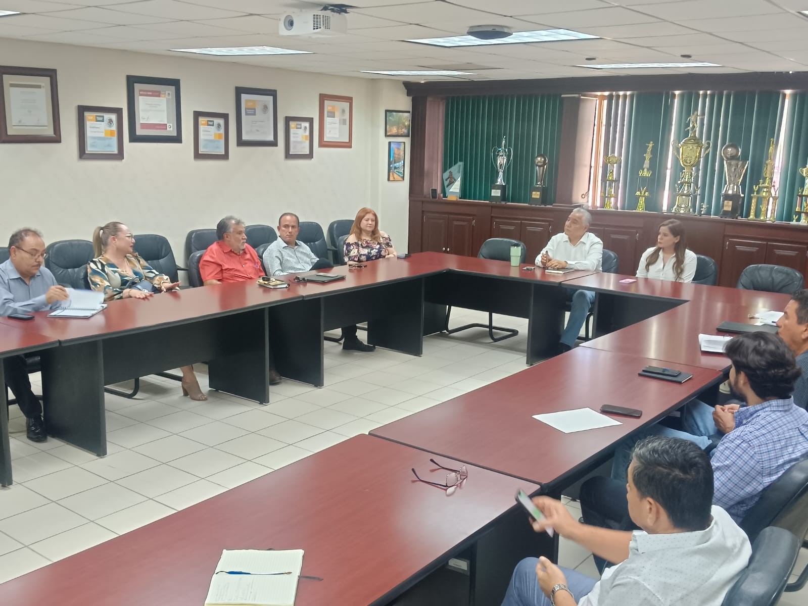 Directores de Programas Educativos de la UTH presentan logros y proyectos a la Delegada de la SEC