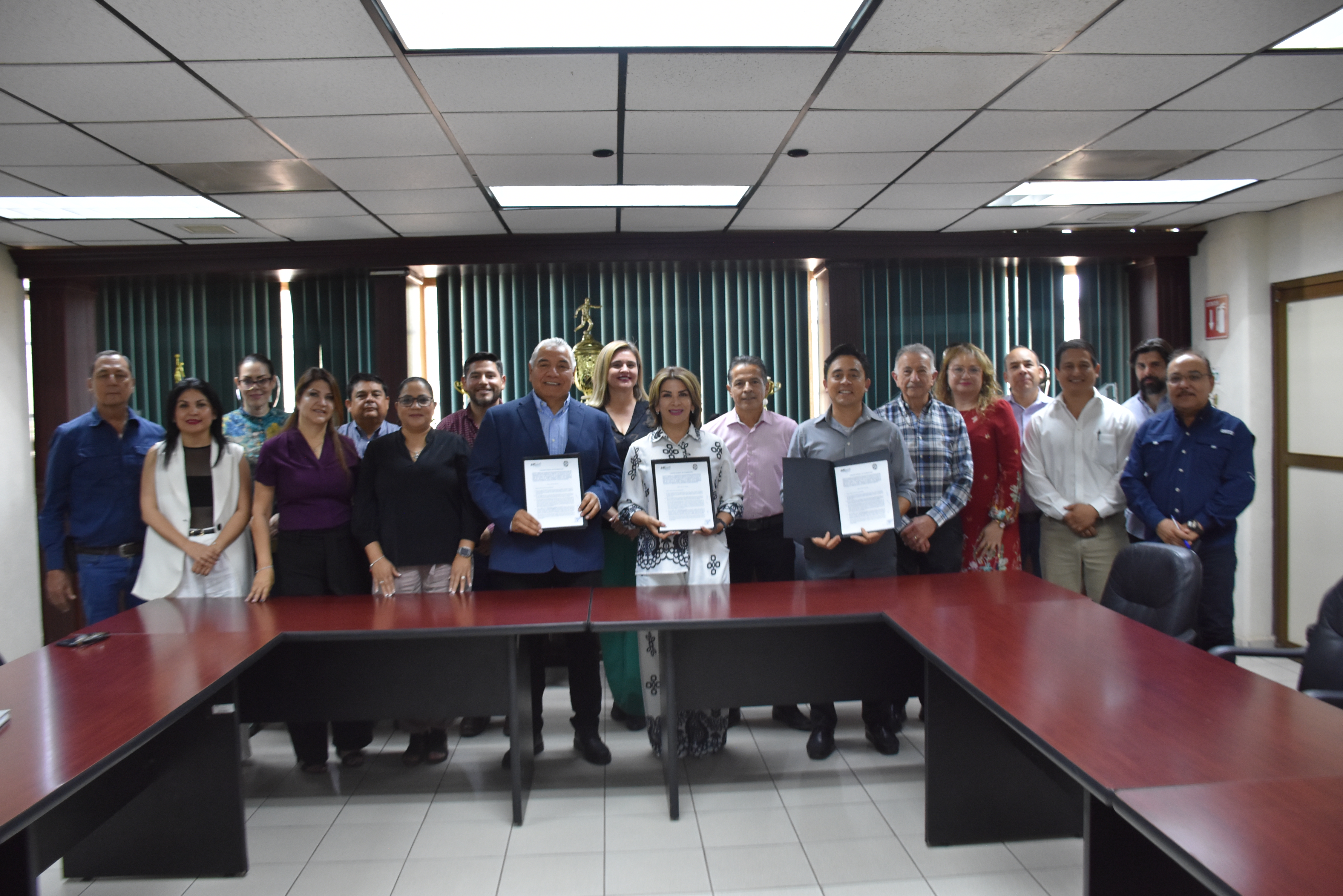 Firman convenio UTH y Ayuntamiento de Cananea para proyecto de energía solar en sistemas de bombeo