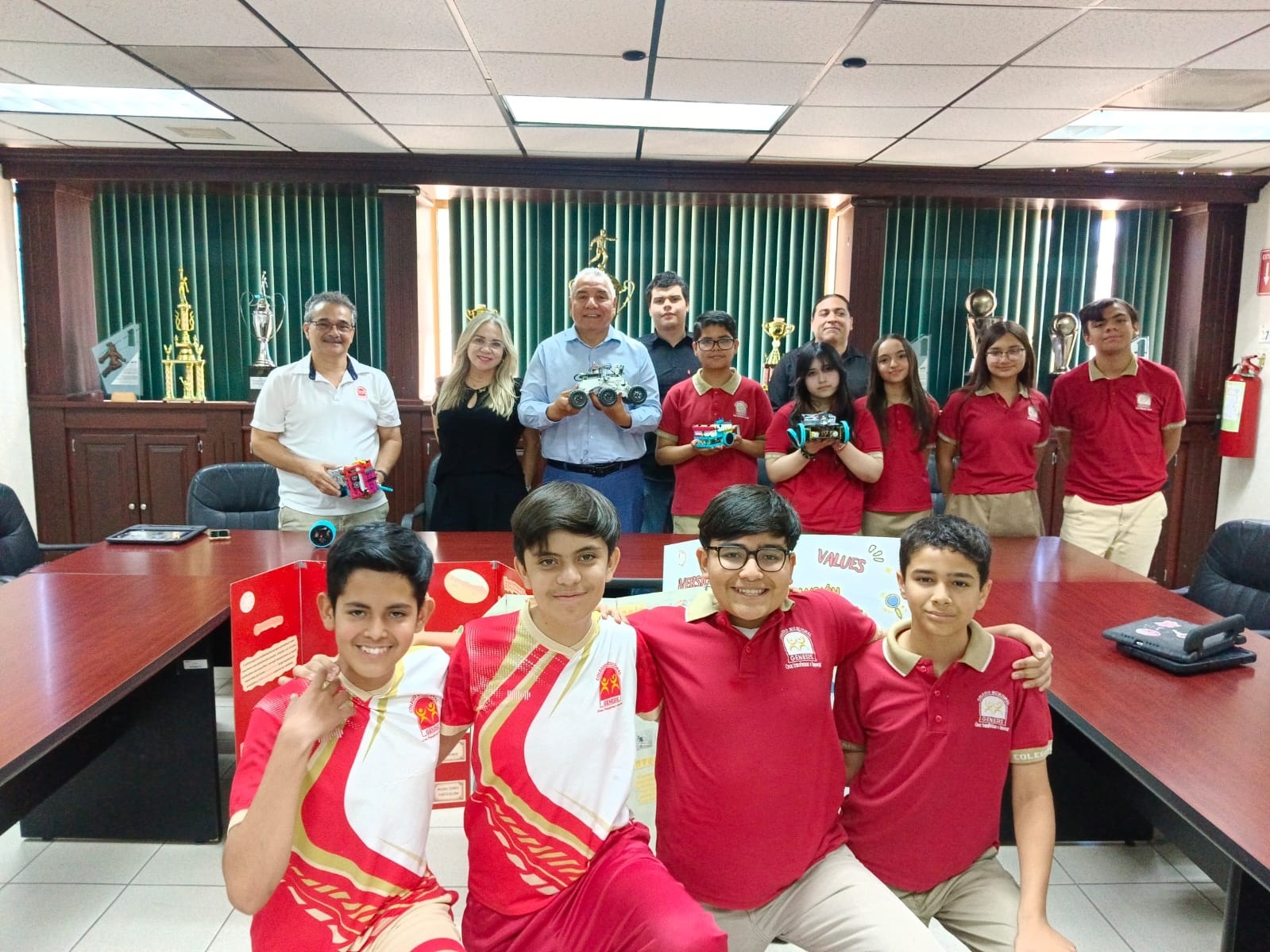  El equipo de GeneBots: innovación estudiantil que trasciende fronteras visitó a la UTH