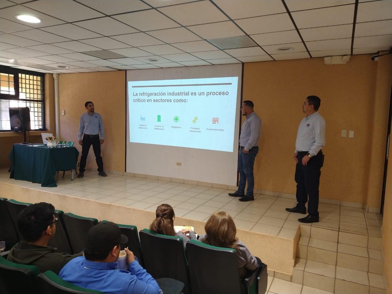 Estudiantes de Hermosillo aprenden de empresas líderes en tecnología refrigerante