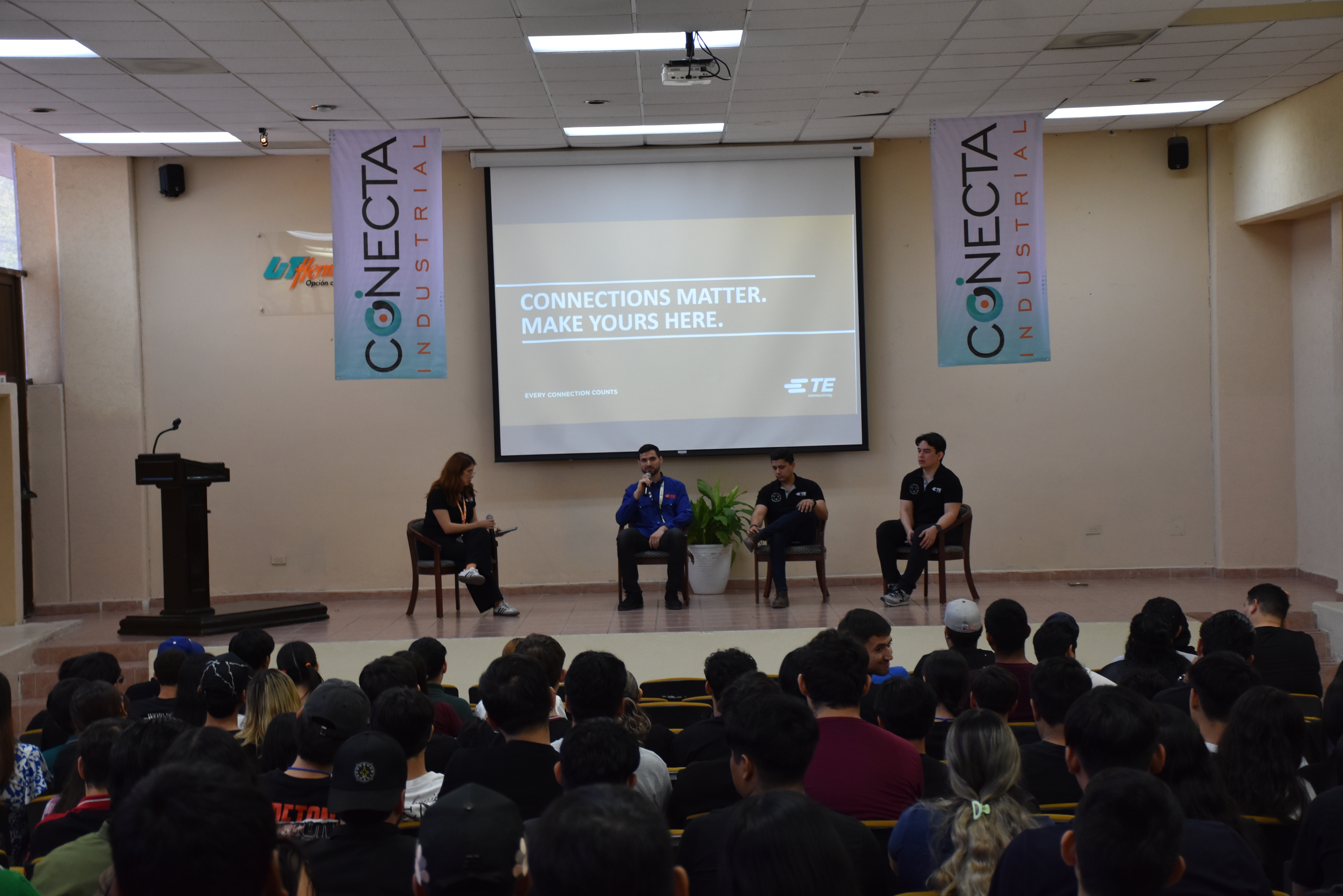 Vinculación entre la academia y la industria en el Conecta Industrial UTH