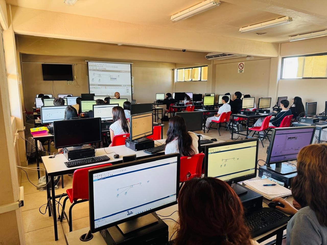 Impulsa UTH interés por carreras tecnológicas en estudiantes de CECyTE Sonora