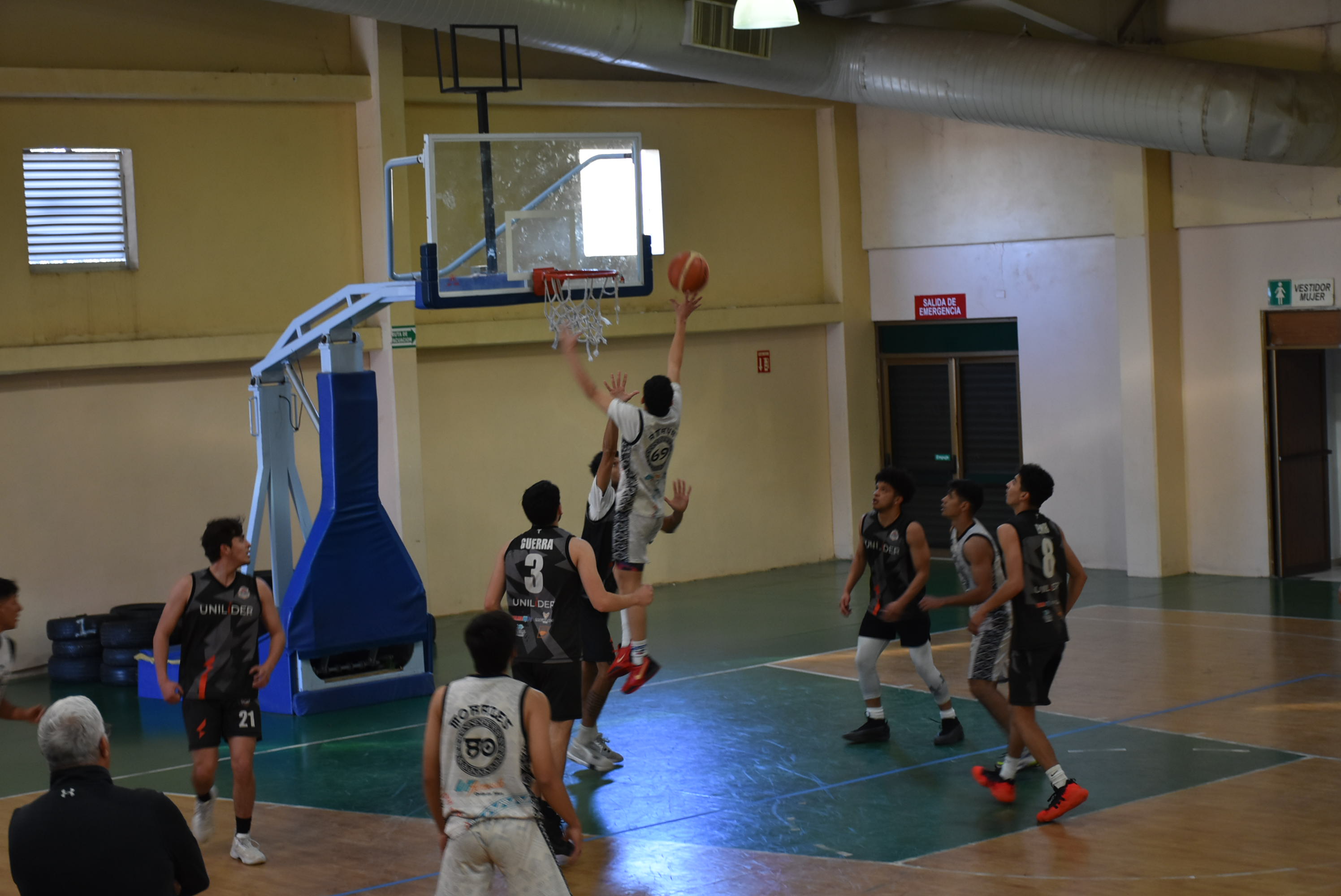 UTH domina la categoría de básquetbol varonil a nivel estatal