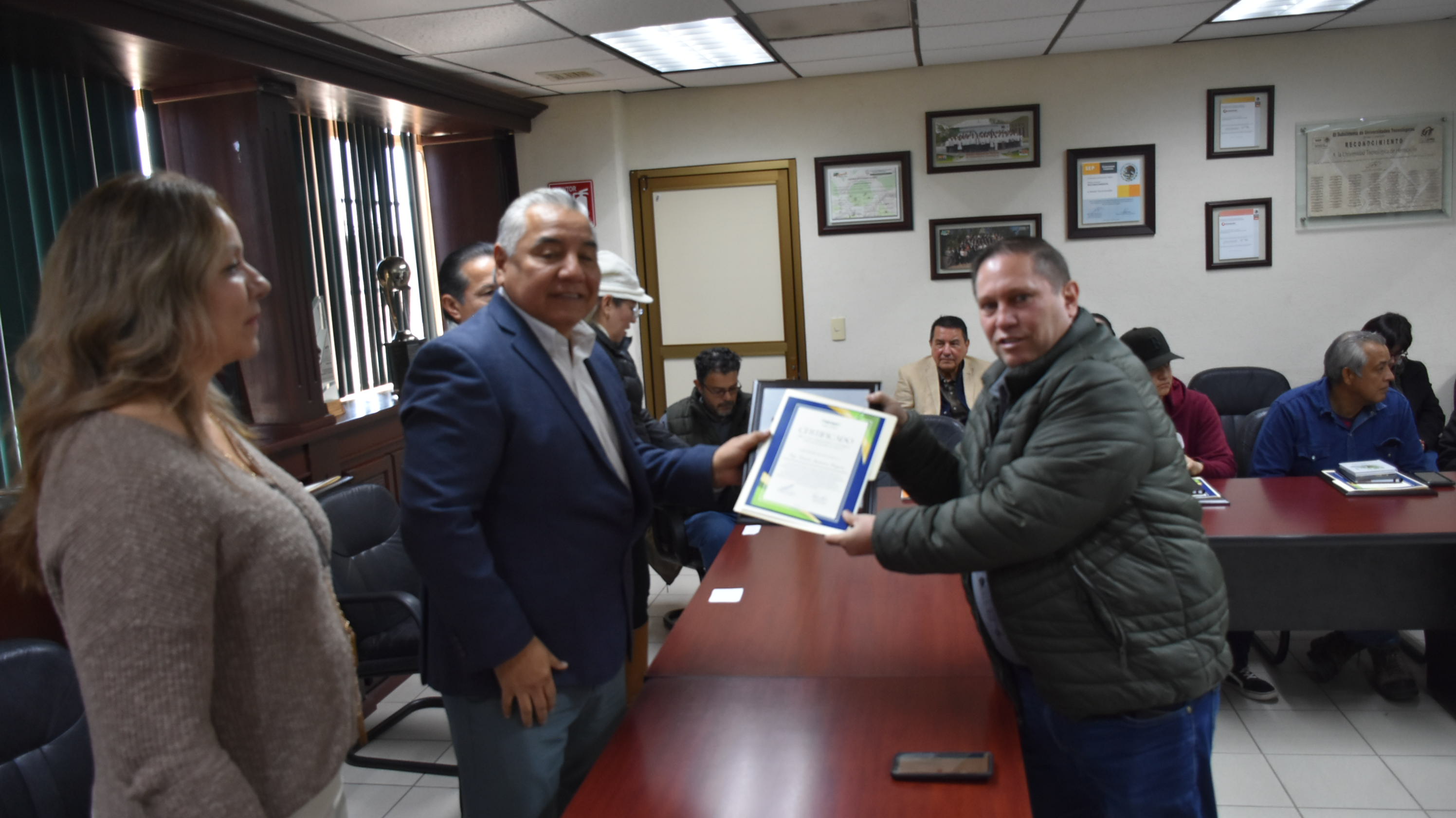 Capacitan a estudiante y maestros de la UTHermosillo en conversión de vehículos eléctricos