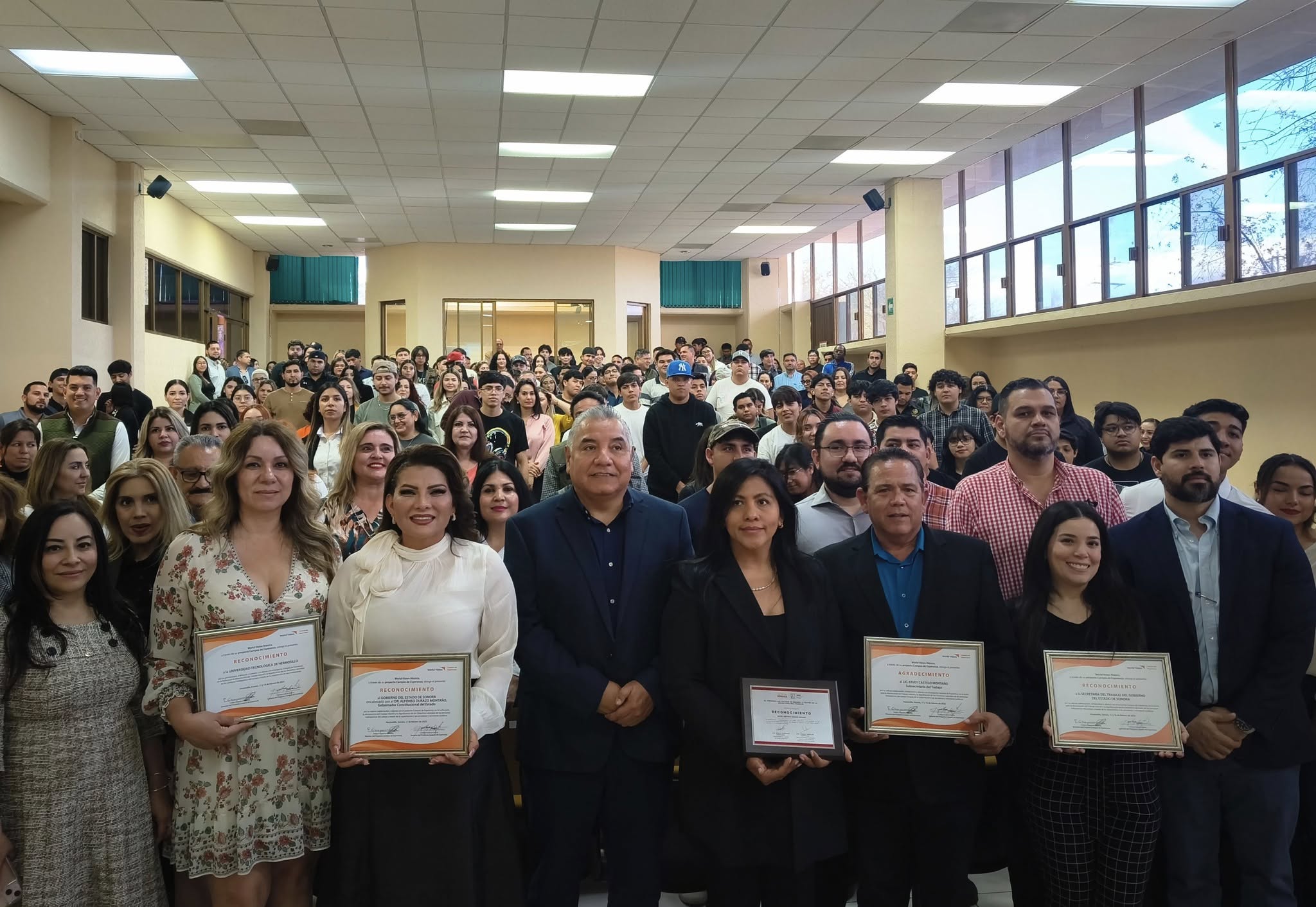 La senadora Lorenia Valles estuvo presente en el cierre de ciclo de las Conferencias World Vision 